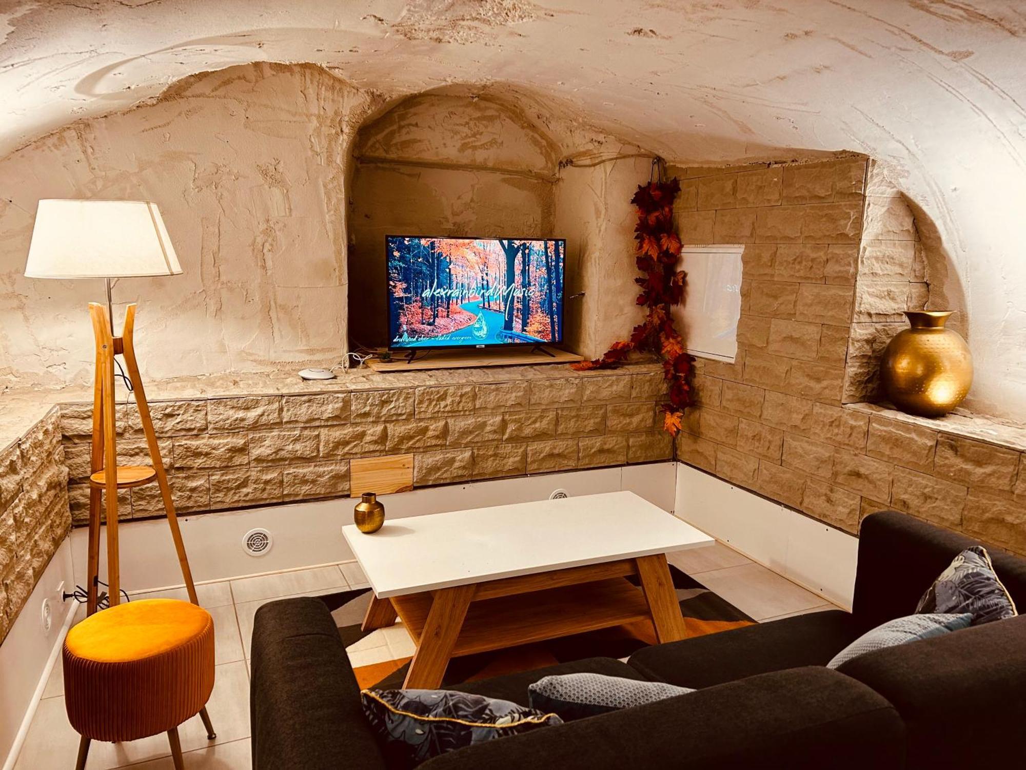 La Cave Aux Lumieres - Proche Centre-Ville - 2 Chambres - Wifi Renaison Экстерьер фото